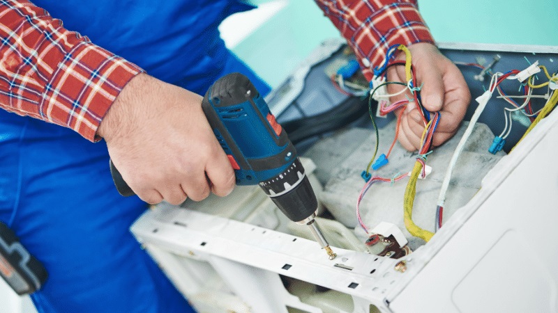 Seferihisar Eminçelik Eminçelik çamaşır makinesi kart tamiri – Su almama arızası orijinal parça ile giderildi. - Teknik servis örneği